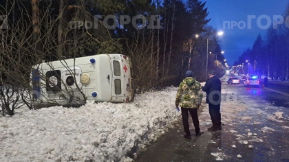 В центре Кирово-Чепецка перевернулась скорая: есть ли пострадавшие?